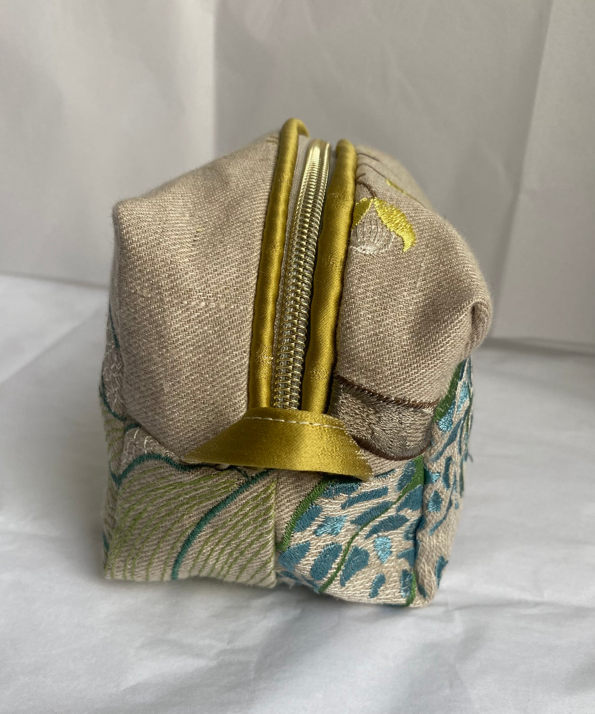 Embroidered plants Mini pouch